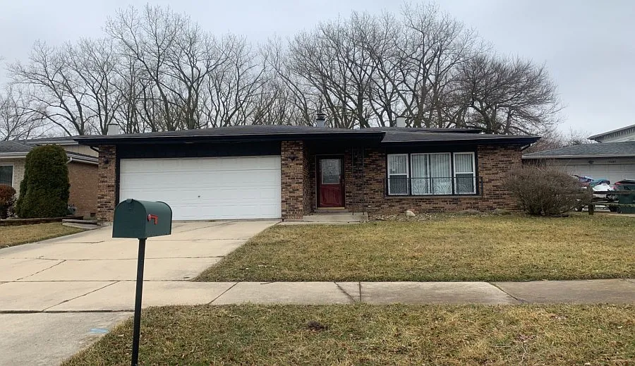 15715 Madison Ave photo 1