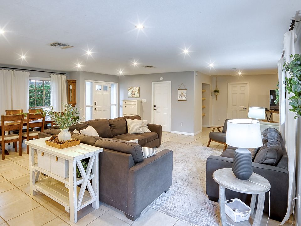 1st image of 398 Palm Dr
