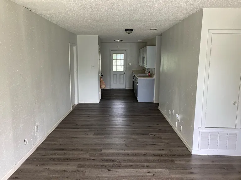 10914 Gates Ln — Photo 2