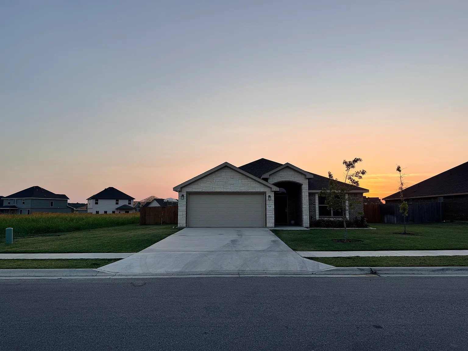 4 bed, 1996 sqft, $2,400 — Photo 2