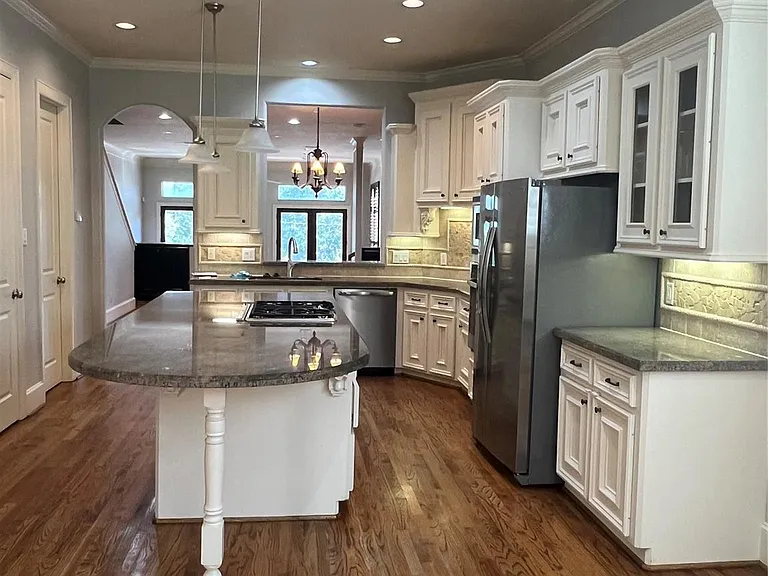 2330 Camden Dr — Photo 3