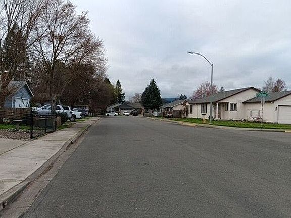 4th image of 621-623 SW Balsam Rd