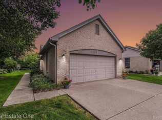 2380 Westmont Cir, Sterling Heights, MI 48310