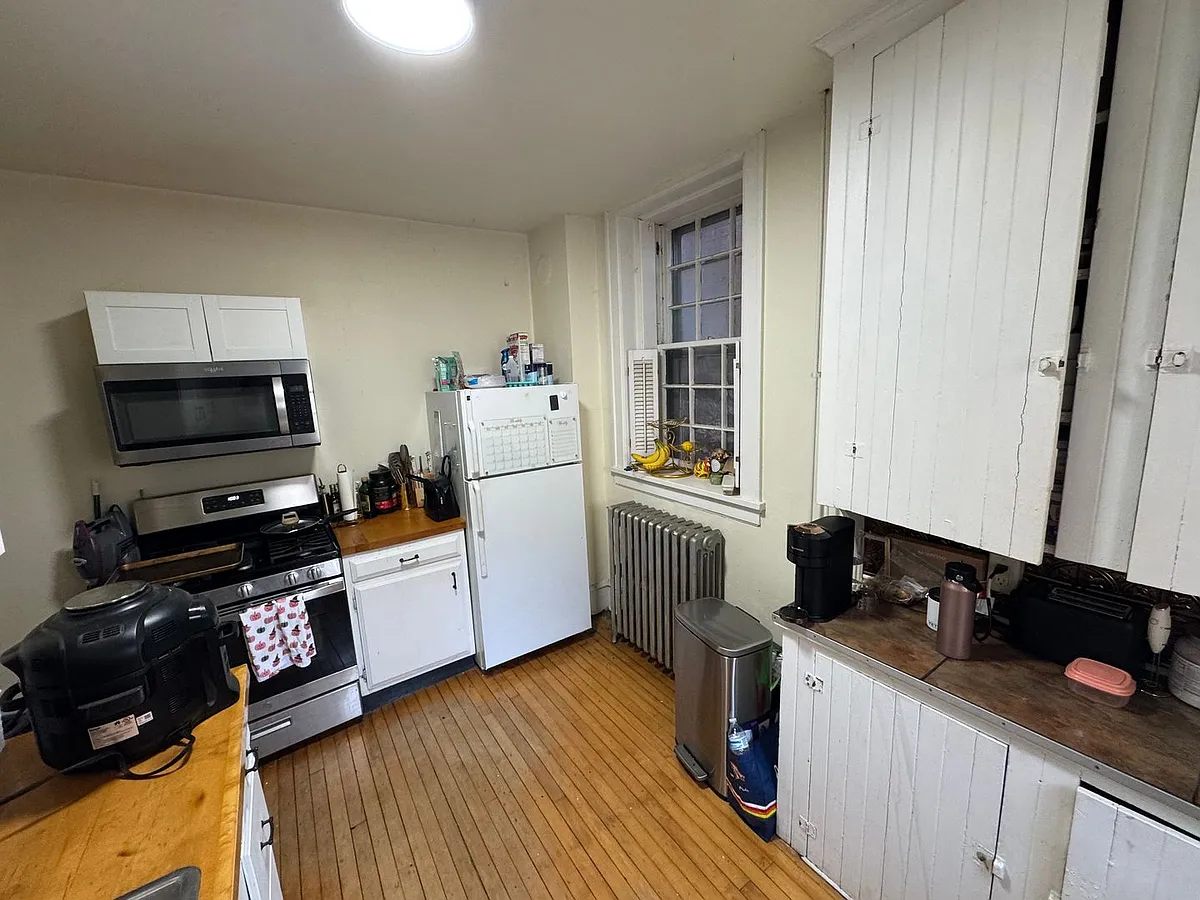 Building Photo - 370 Maple St #D
