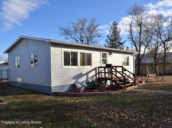 102 3rd Ave W, Lemmon, SD 57638