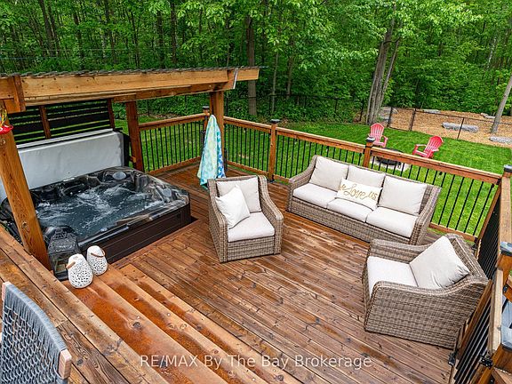 4th image of 10 Birchwood Trl