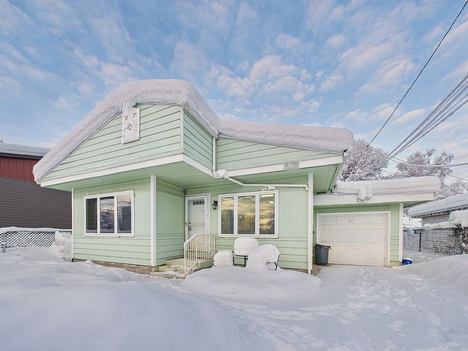 1st image of 820 Smythe St