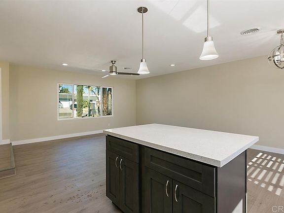 5th image of 560 W Los Angeles Dr