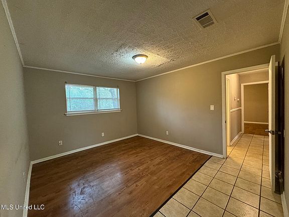 4th image of 105 E Woodcrest Dr