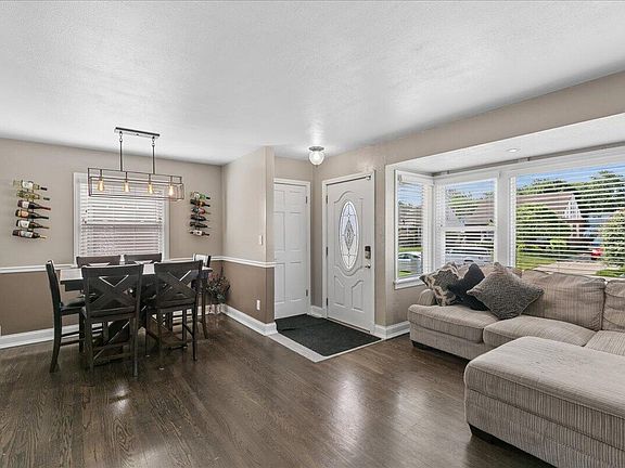 3rd image of 3911 Jewett Ave