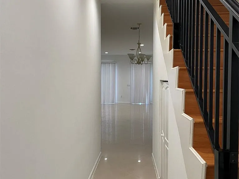 230 N G St — Photo 1