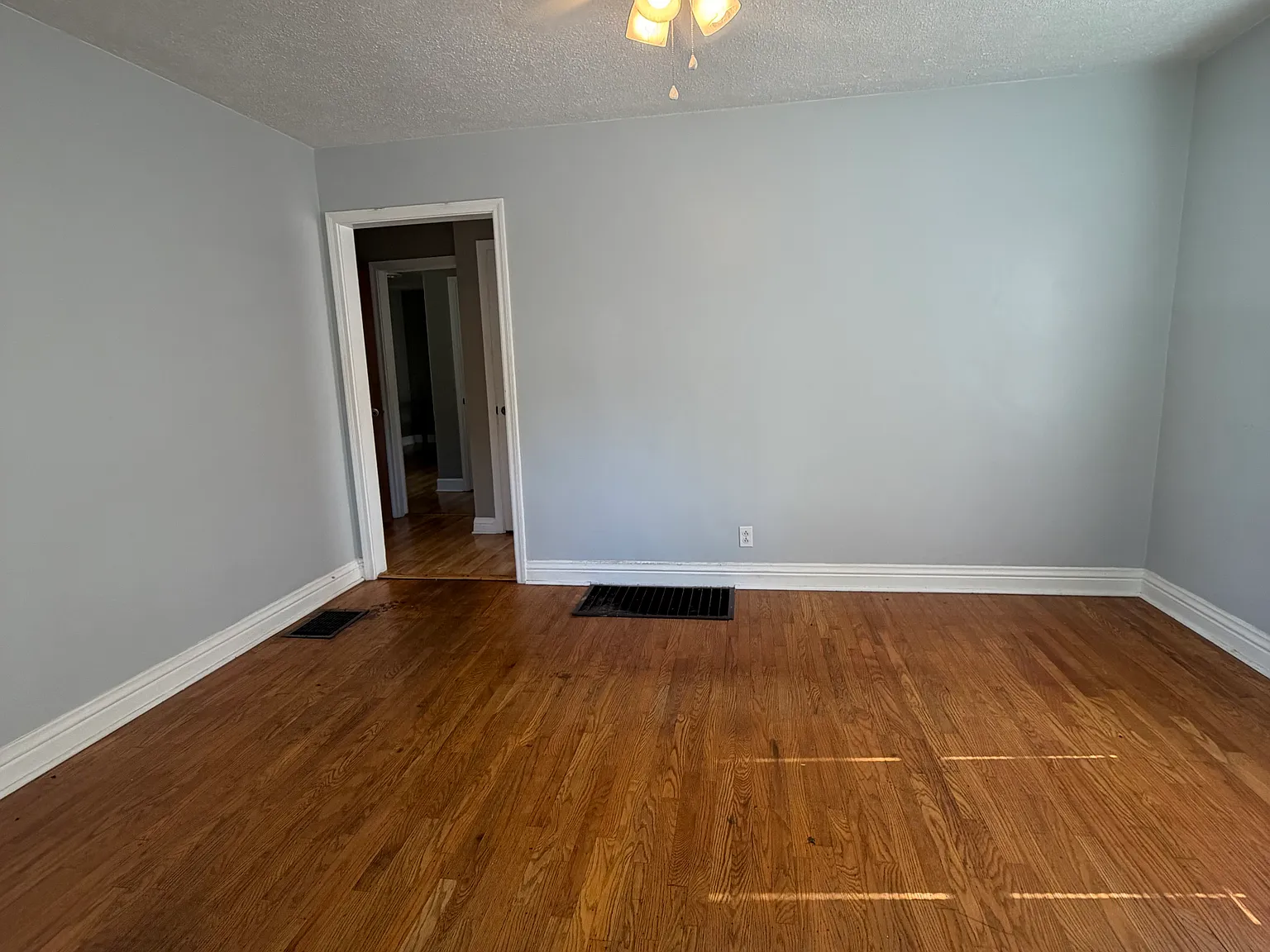 3 bed, 915 sqft, $1,450 — Photo 2