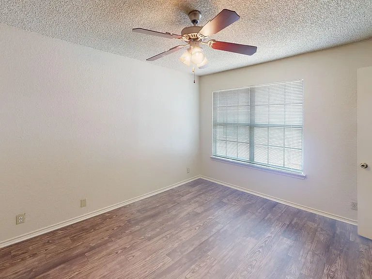 1109 S Avenue B — Photo 14