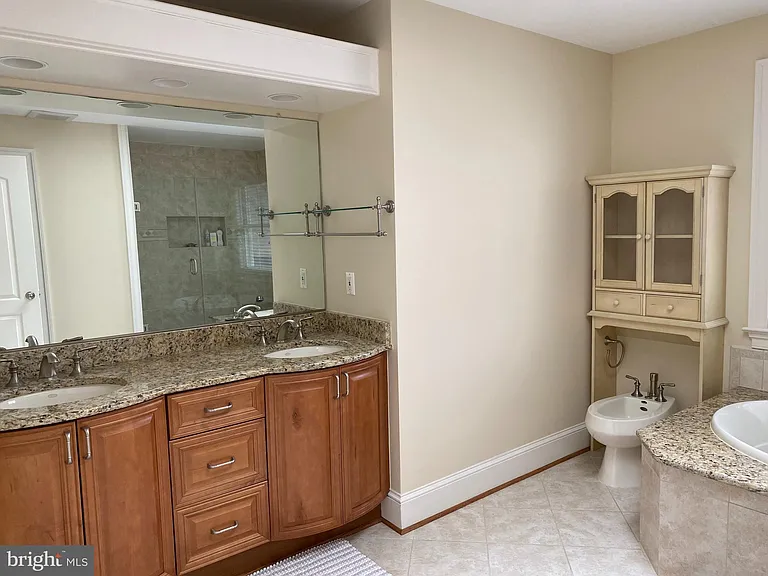 2138 Patrick Henry Dr — Photo 29