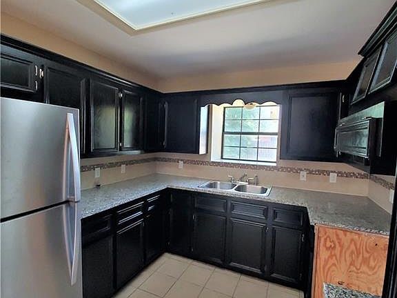 4th image of 2100 Sunset Dr