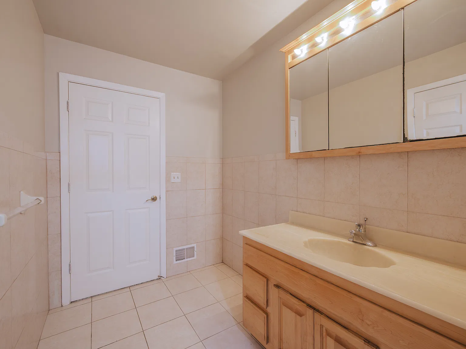 3 bed, $3,200 — Photo 4