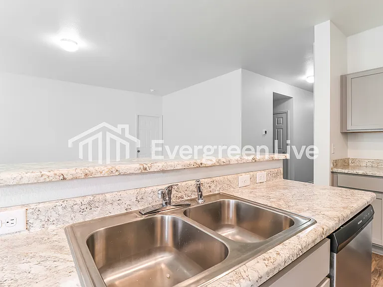 1092 Huntington Dr — Photo 6