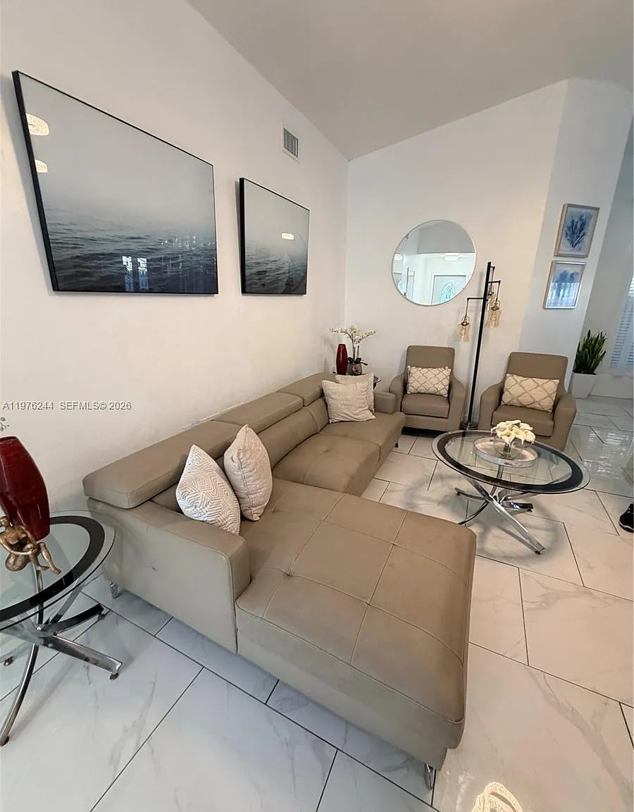 3 bed, 2.0 bath, $3,300 — Photo 3