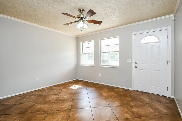 3 bed, 1.0 bath, 925 sqft, $1,655 — Photo 3