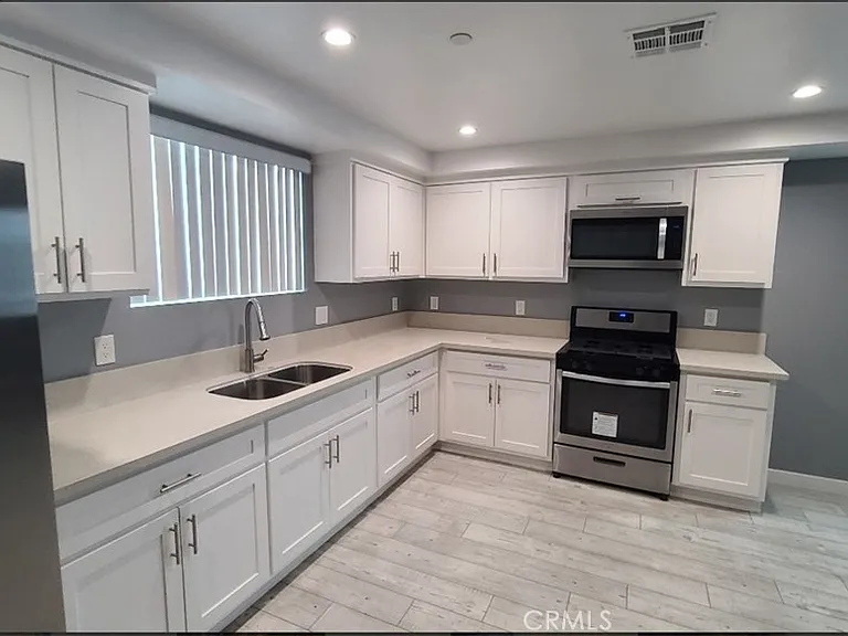839 E 32nd St — Photo 9