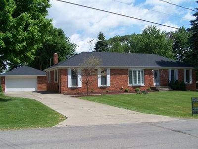 2238 Saines Manor Dr, Jackson, MI, 49201