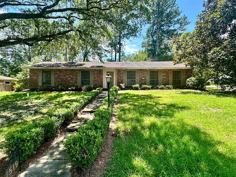 1519 Roswell Dr — Photo 1