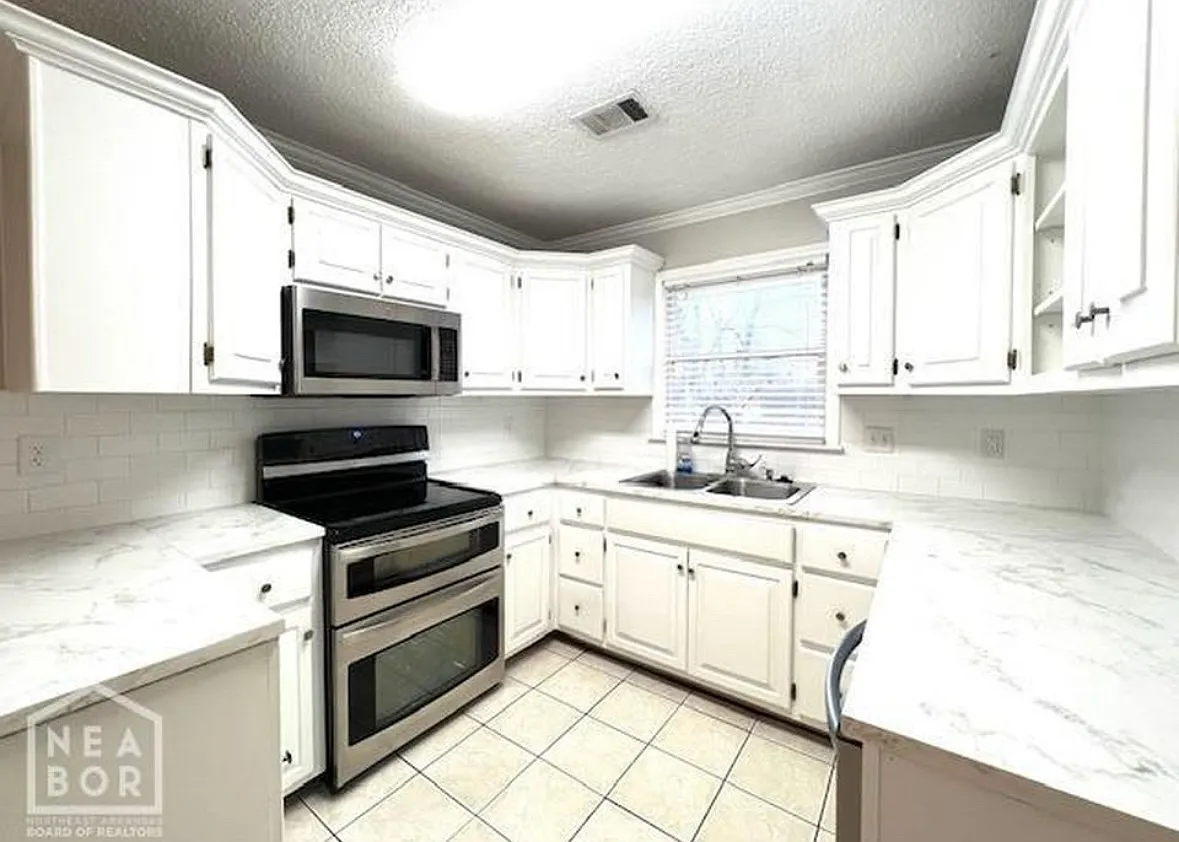 3 bed, 1208 sqft, $1,500 — Photo 3