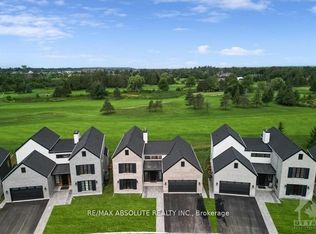 17 Trailway Cir, Ottawa, ON K2S 1E2