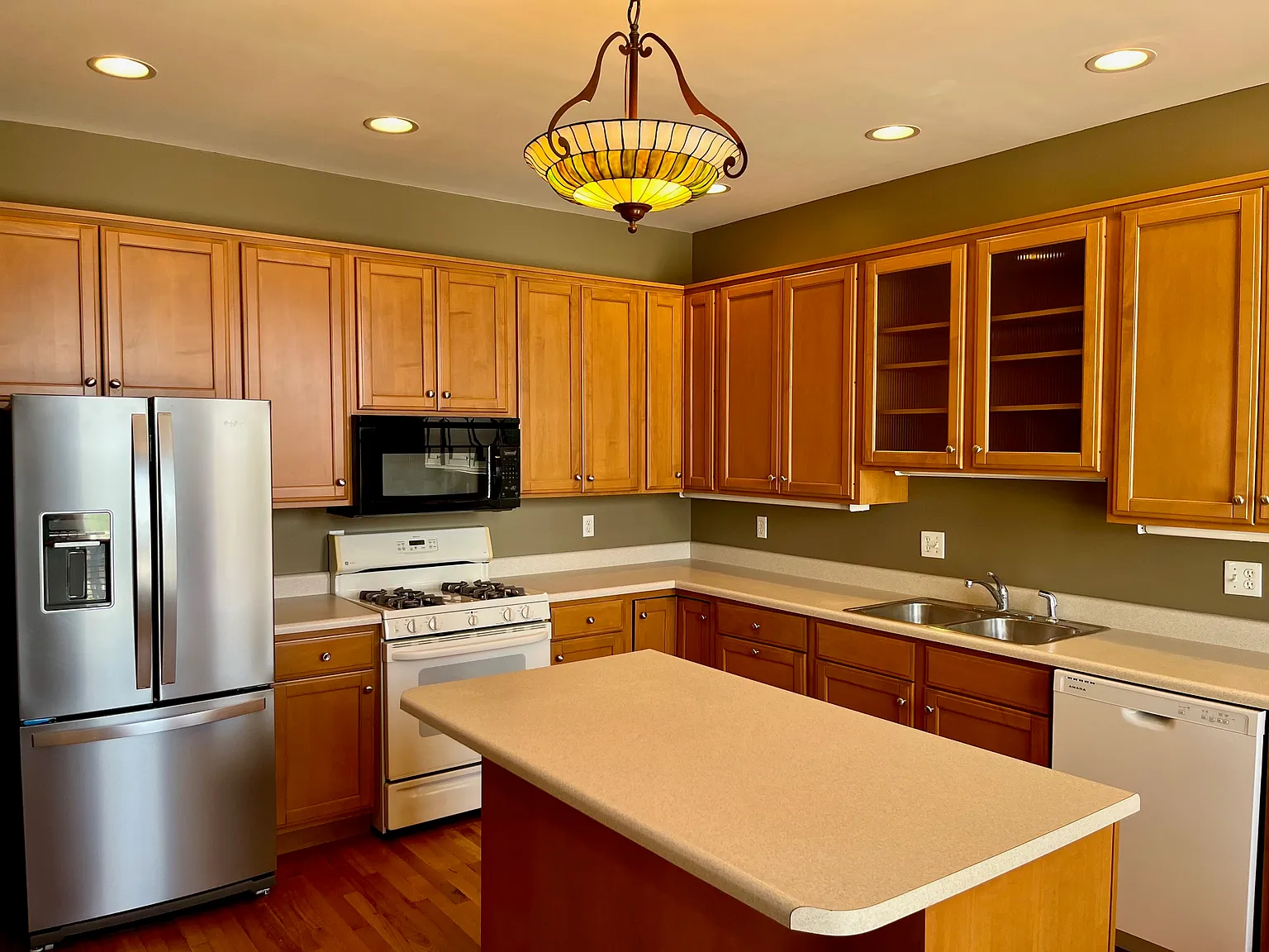 2 bed, 2.5 bath, 3600 sqft, $2,100 — Photo 2
