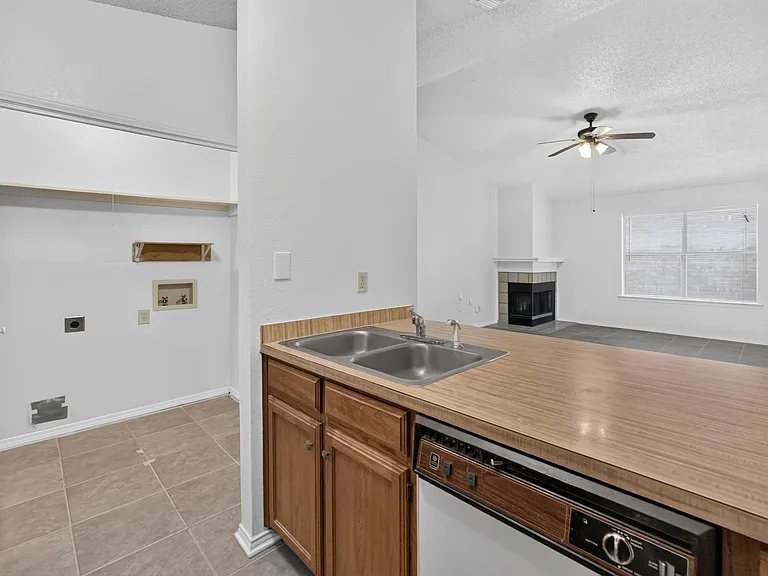 1115 Lombard Ln — Photo 7