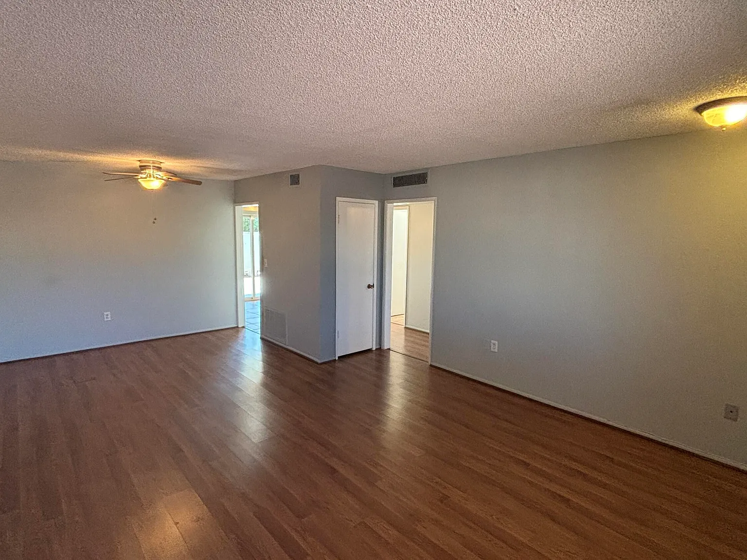 1 bed, 1.0 bath, 879 sqft, $1,250 — Photo 3