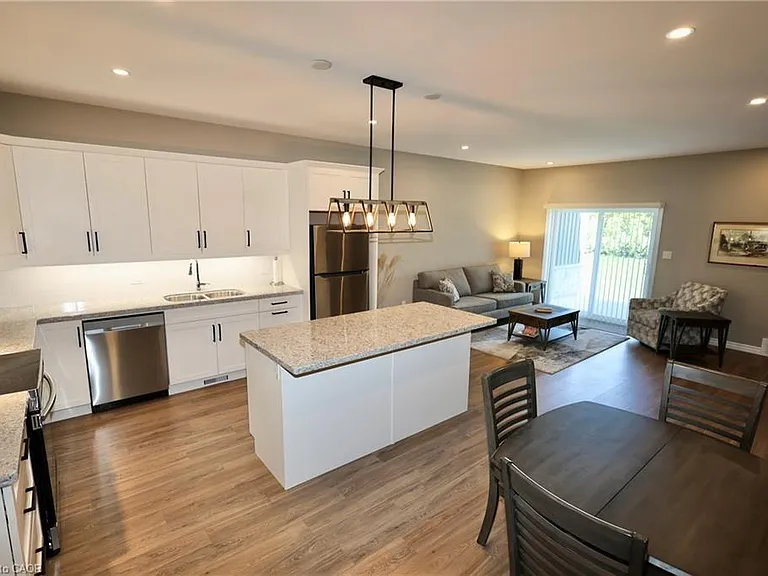 9 Silver Creek Cres — Photo 2