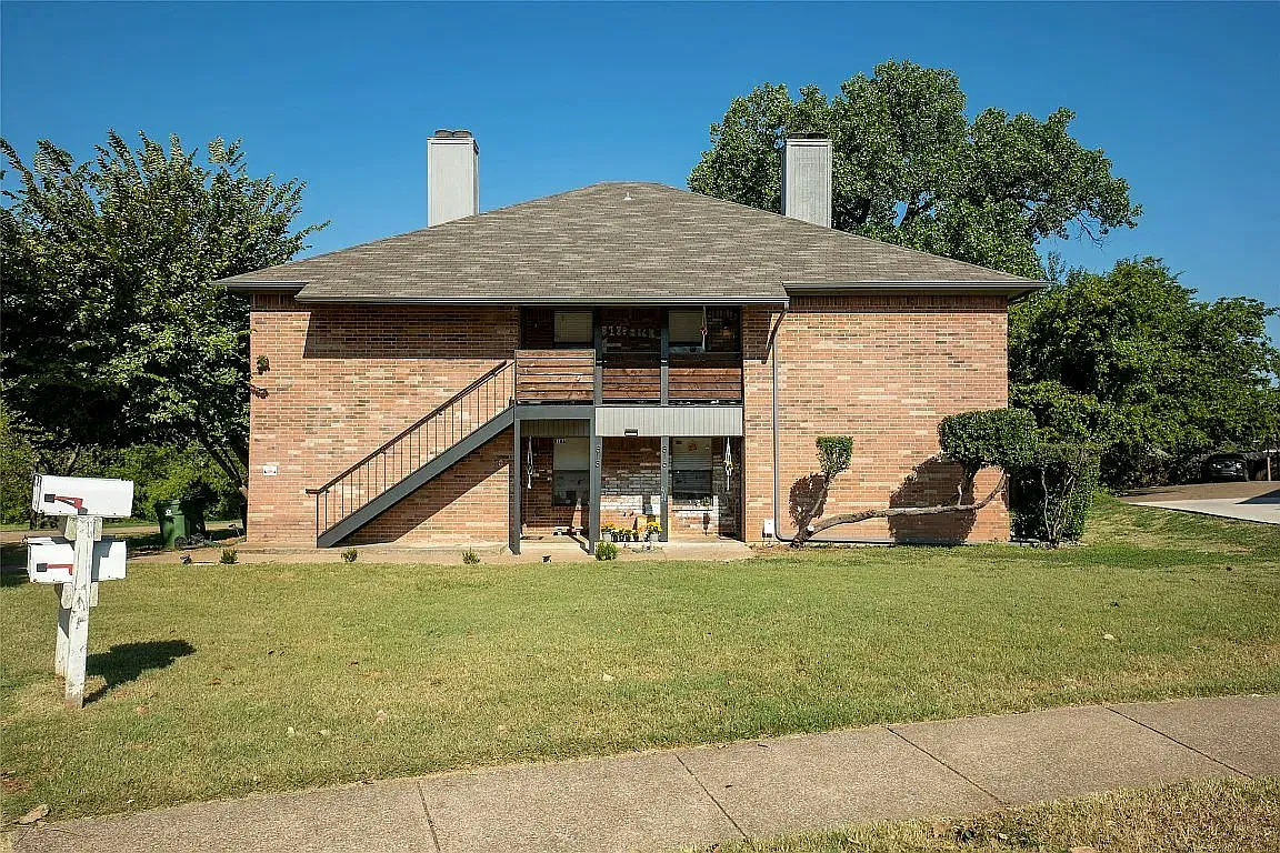 818 Betty Court, Unit B — Photo 1