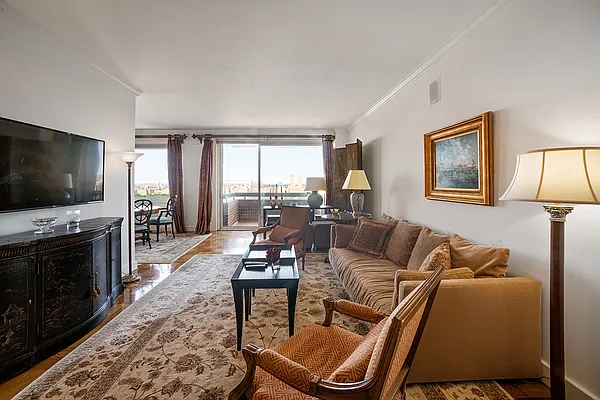 Sold by Adriana Arciello, LREB | media 19