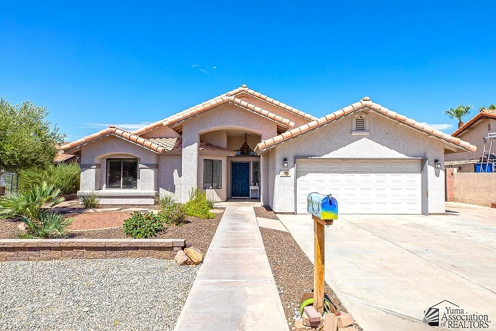 3 bed, 2.0 bath, 1745 sqft, $2,000 — Photo 2