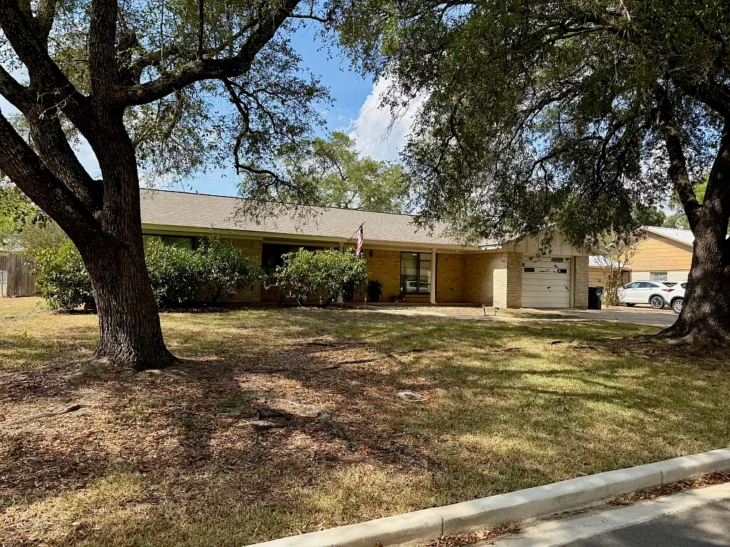 4 bed, 1698 sqft, $2,600 — Photo 3
