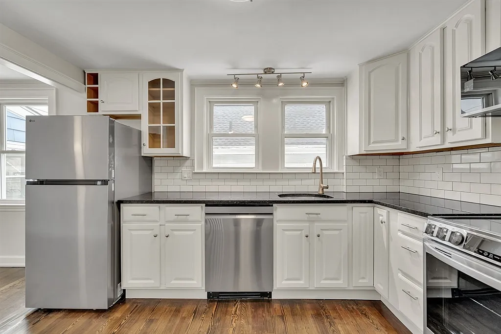 3 bed, 1.0 bath, 1200 sqft, $2,800 — Photo 1