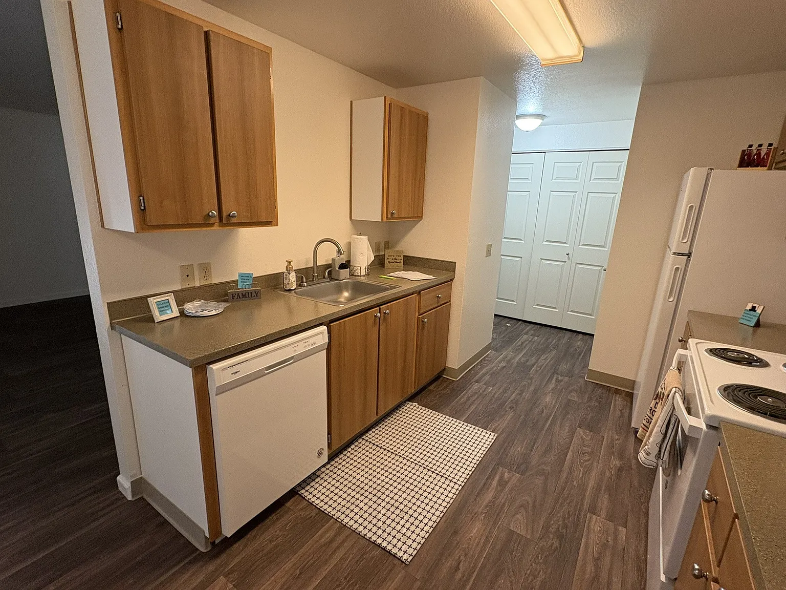 Windsor Manor Apartments — Photo 2