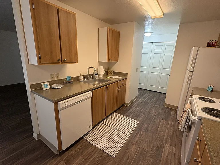 Windsor Manor Apartments — Photo 2