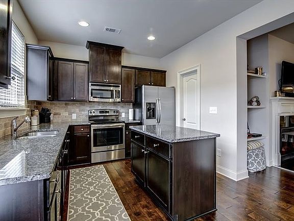 4th image of 5012 Whiteoak Pointe SE