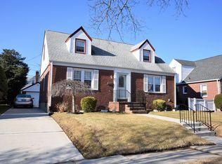 27 Spruce Ln, New Hyde Park, NY 11040