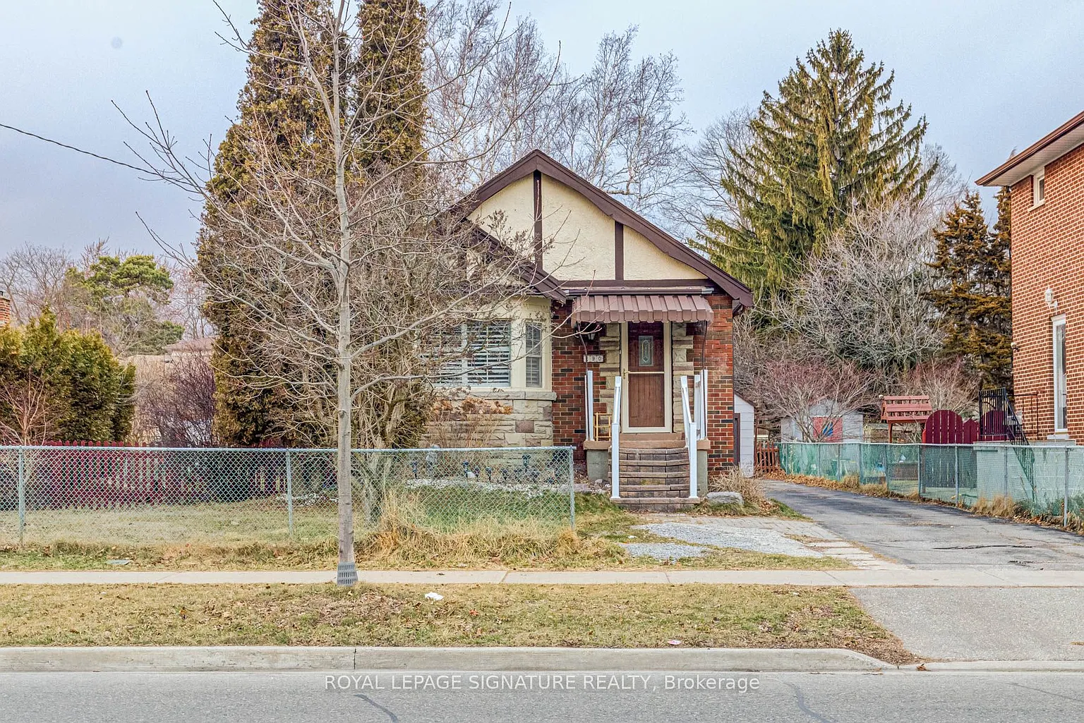 290 Coronation Dr photo 1