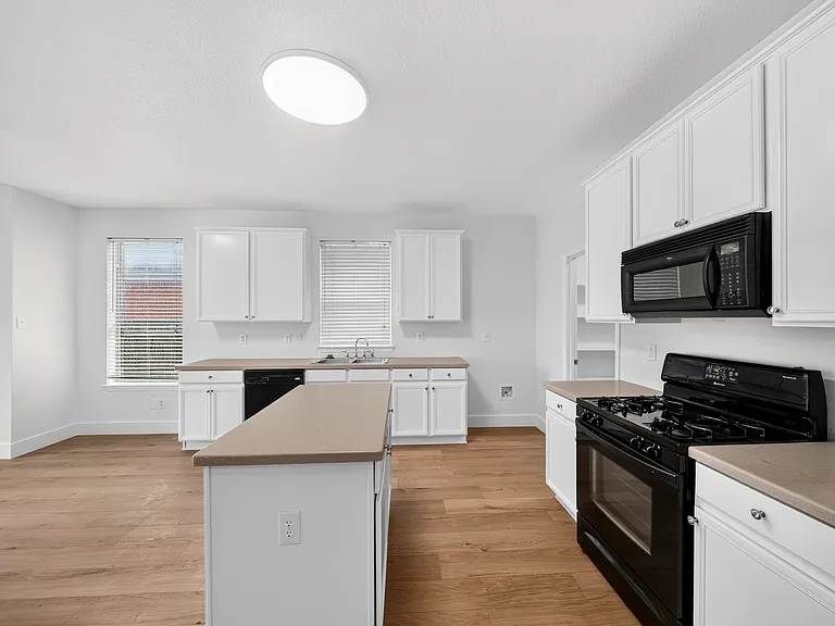 11630 La Grange Dr — Photo 2