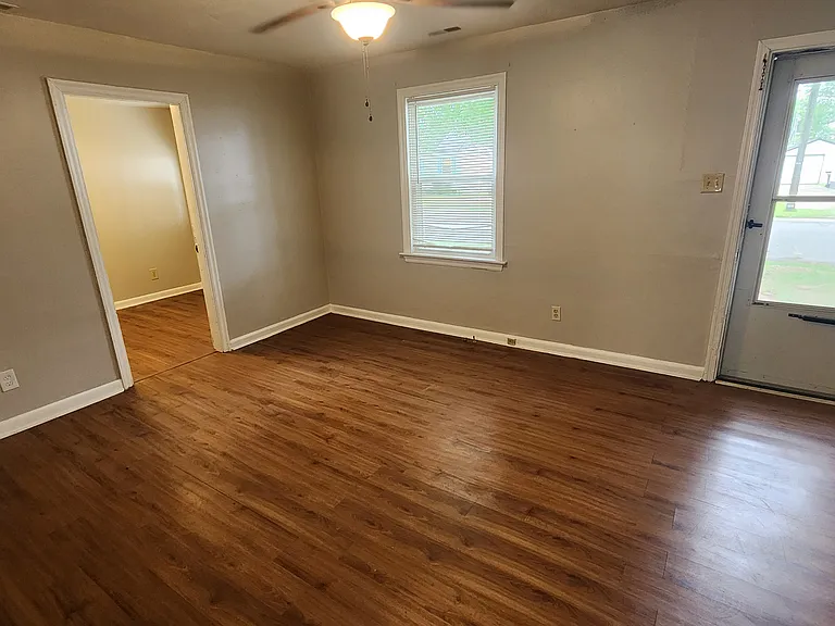 726 Grove St — Photo 2