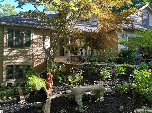 2910 Cedarwood Ln, Traverse City, MI 49686
