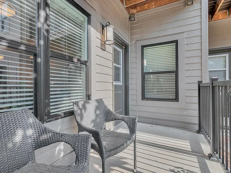 Serene Balcony Retreat - Sixty16 Apartments Shawnee, KS