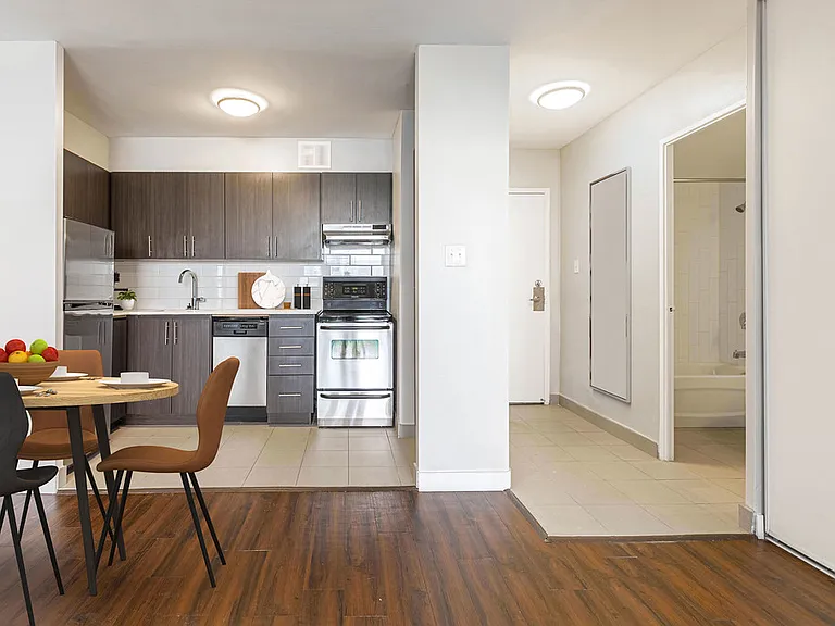175 Hunter St W — Photo 1