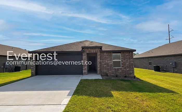 5 bed, 3.0 bath, 1867 sqft, $1,855 — Photo 2