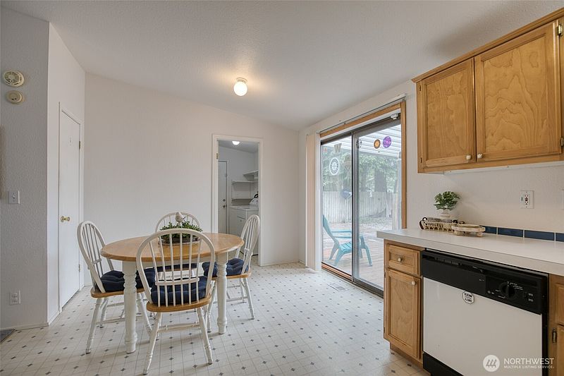 4th image of 636 Chenois Avenue NE