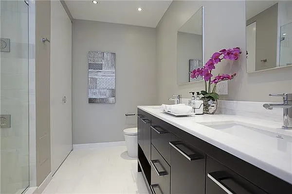 Sold by R New York | media 20